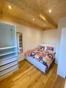 a bedroom with a bed and a dresser at Urlaub im Grünen - Charmantes Bauernhaus in Bad Waltersdorf