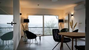 een eetkamer met een tafel en stoelen en een balkon bij SI-View Doppelzimmer mit Stadtblick Zimmer 16 in Siegen