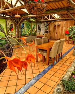 een eetkamer met een houten tafel en stoelen bij Hotel Termales San Vicente in Santa Rosa de Cabal