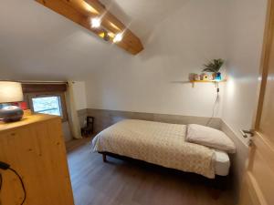 Habitación pequeña con cama y escritorio. en La Fontchaude (Cabrespine), en Cabrespine