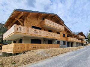 a wooden building with a balcony on a hill at Appartement Les Gets, 2 pièces, 4 personnes - FR-1-598-143 in Les Gets