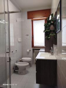 a bathroom with a sink and a toilet and a shower at Appartamento Fiera Vicenza in Vicenza
