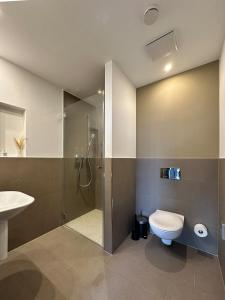 a bathroom with a shower and a toilet and a sink at SI-View Doppelzimmer mit Stadtblick Zimmer 16 in Siegen