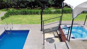 una pequeña piscina con en Cabin Durazno Green Haven with amenities, en Zitácuaro