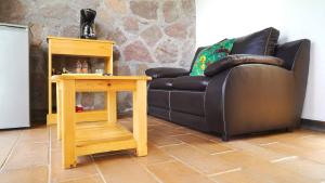 sala de estar con sofá y mesa en Cabin Durazno Green Haven with amenities, en Zitácuaro