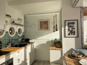 阿爾布費拉的住宿－Ocean Balcony，厨房配有水槽和镜子