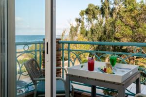 a table on a balcony with a view of the ocean at Hotel Noguera Mar in Denia