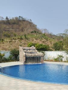 una fuente de agua en medio de una piscina en Venus Resort & Coffee House en Bāndarban