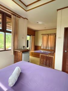 MJ Gargen View เรือนหลวงรีสอร์ท客房内的一张或多张床位