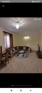 uma sala de estar com um sofá e uma mesa em Villa 3 chambre em Yerevan