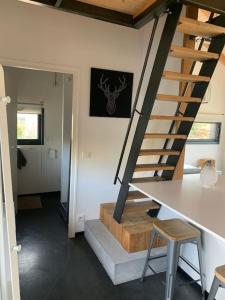 eine Treppe in einem Haus mit einem Tisch und einem Stuhl in der Unterkunft Chalet indépendant au calme à 10 minutes d'Annecy in Villaz