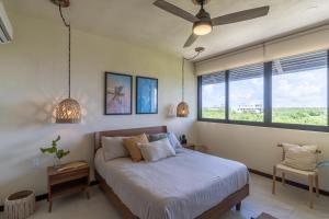 a bedroom with a bed and a ceiling fan at Hermoso Departamento Con Vista Al Mar in Holbox Island