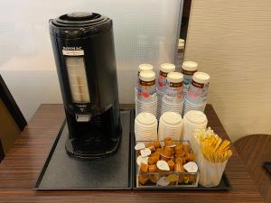 Dormy Inn Sendai Station Natural Hot Springs的咖啡和沏茶工具