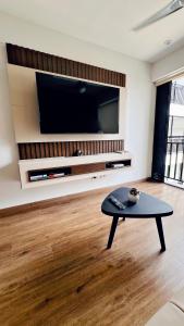 sala de estar con TV y mesa de centro en Hermoso departamento nuevo cerca a servicios, en Lima
