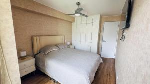 1 dormitorio con 1 cama y ventilador de techo en Hermoso departamento nuevo cerca a servicios, en Lima