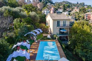 una vista aérea de una casa con piscina en Villa Macera con Palestra e Golf Resté Italy, en Rapallo
