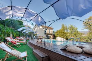 un patio con piscina y un patio con sillas en Villa Macera con Palestra e Golf Resté Italy, en Rapallo