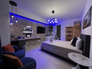Fat Cow Apartment 01 في لارنكا: غرفة نوم بسرير وطاولة وكراسي