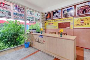 ein Restaurant mit einer Rezeption und Fenstern in der Unterkunft All Season stayz in Haridwar