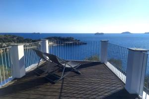 een stoel op een terras met uitzicht op het water bij La Torretta in Lerici