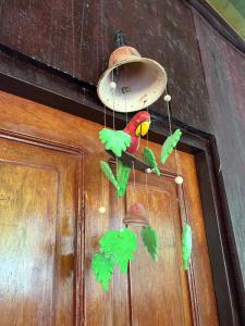 una puerta de madera con un pájaro y una luz en ella en Chamisal Jungle Hotel, en Lima