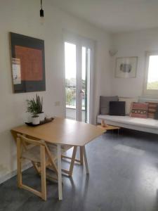een woonkamer met een houten tafel en een bank bij La Torretta in Lerici
