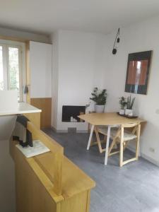 een woonkamer met een houten tafel en een tafel en een tafel bij La Torretta in Lerici