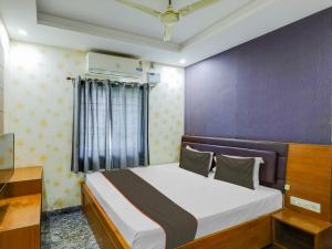 um quarto com uma cama num quarto em Collection O elegant residency em Chennai