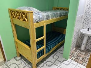 Hostel joel 2 في مورينو: سرير بطابقين في حمام مع حوض