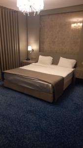 um quarto com uma cama grande num quarto em Acar Suite Hotel em Istambul