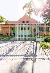 una puerta blanca frente a una casa en Casa na Granja Viana - Cotia en Cotia