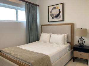 een slaapkamer met een bed met een raam en een bed sidx sidx sidx bij Aruba's Life Vacation Residences - By Heritage Property Management in Noord