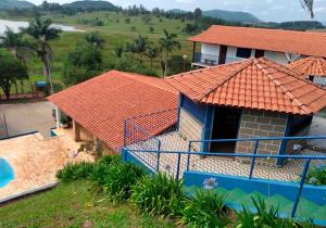 obraz domu z pomarańczowym dachem w obiekcie Rancho Morada do Sol w mieście Areado