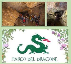 un grupo de personas en una cueva con un logo de dragón en Casa delle Campane en Scala