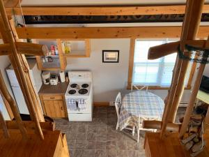 eine Draufsicht auf eine Küche mit Herd in der Unterkunft Net Loft Cottage in Twillingate