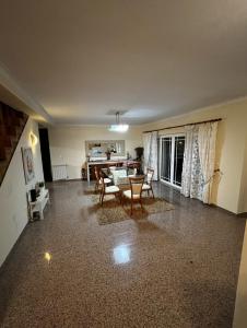 - un salon vide avec une table et des chaises dans l'établissement Casa do eirô, à Resende