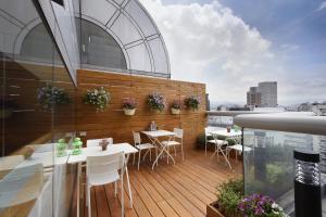 Rõdu või terrass majutusasutuses Eastin Taipei Hotel