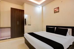 sypialnia z dużym łóżkiem w pokoju w obiekcie OYO Flagship Hotel Sky Inn w mieście Chinhat