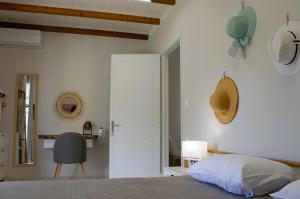 1 dormitorio con cama, escritorio y silla en Sunshine Apartments en Sidárion