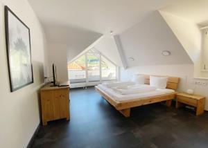 1 dormitorio grande con 2 camas y ventana en Schwarzwaldhorst 1 für 8 Gäste in Todtnau, Liftverbund Feldberg, en Todtnau