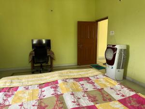 - une chambre avec un lit, un bureau et un ordinateur dans l'établissement Amma’s Om stay, à Patna