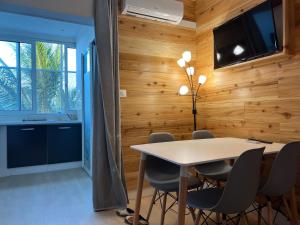 TV a/nebo společenská místnost v ubytování GITE PEI LA VANILLE Duplex Bord de Nature