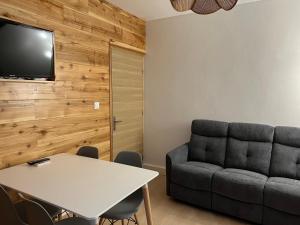 TV a/nebo společenská místnost v ubytování GITE PEI LA VANILLE Duplex Bord de Nature