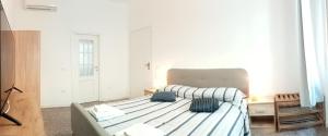 カリアリにあるCinghiale Biancoのベッドルーム1室(青い枕のベッド1台付)