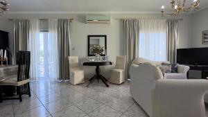 un soggiorno con divano e tavolo di Kiki's Cozy Casa a Souda (Suda)
