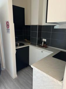 eine kleine Küche mit einer Spüle und einer Arbeitsplatte in der Unterkunft Appartamenti ClesioResidenceBuonconsiglio in Trient
