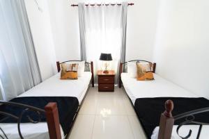 Tempat tidur dalam kamar di Breathtaking 3-2 with Ocean View
