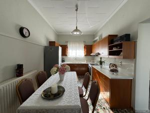 una cucina con tavolo e sedie di Kiki's Cozy Casa a Souda (Suda)