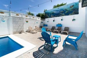 um pátio com 2 cadeiras e uma piscina em Inviting 3-Bed 2-Bath em Las Flores