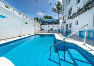 uma piscina com água azul num edifício em Inviting 3-Bed 2-Bath em Las Flores